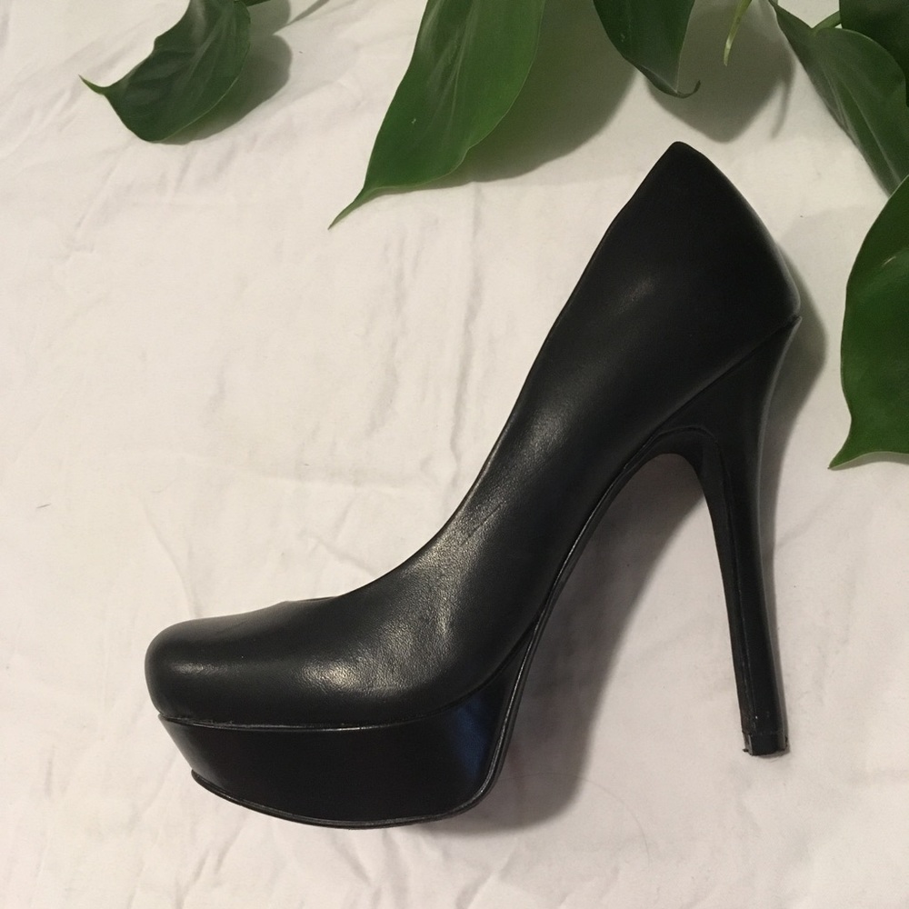 Jessica Simpson Given Black Pumps
